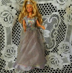 2000 BLONDE MATTEL BARBIE DOVE PRINCESS DOLL, LILAC GOWN, CROWN